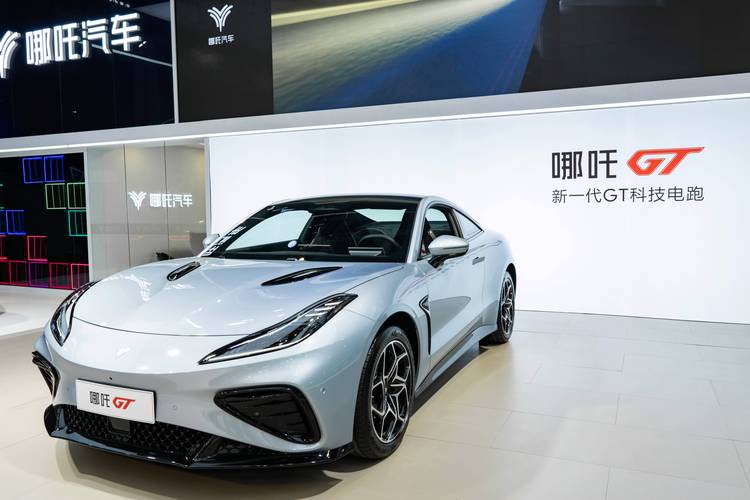 惠州86哪吒汽车在智能汽车领域的表现，领途汽车在新能源汽车市场中的影响力